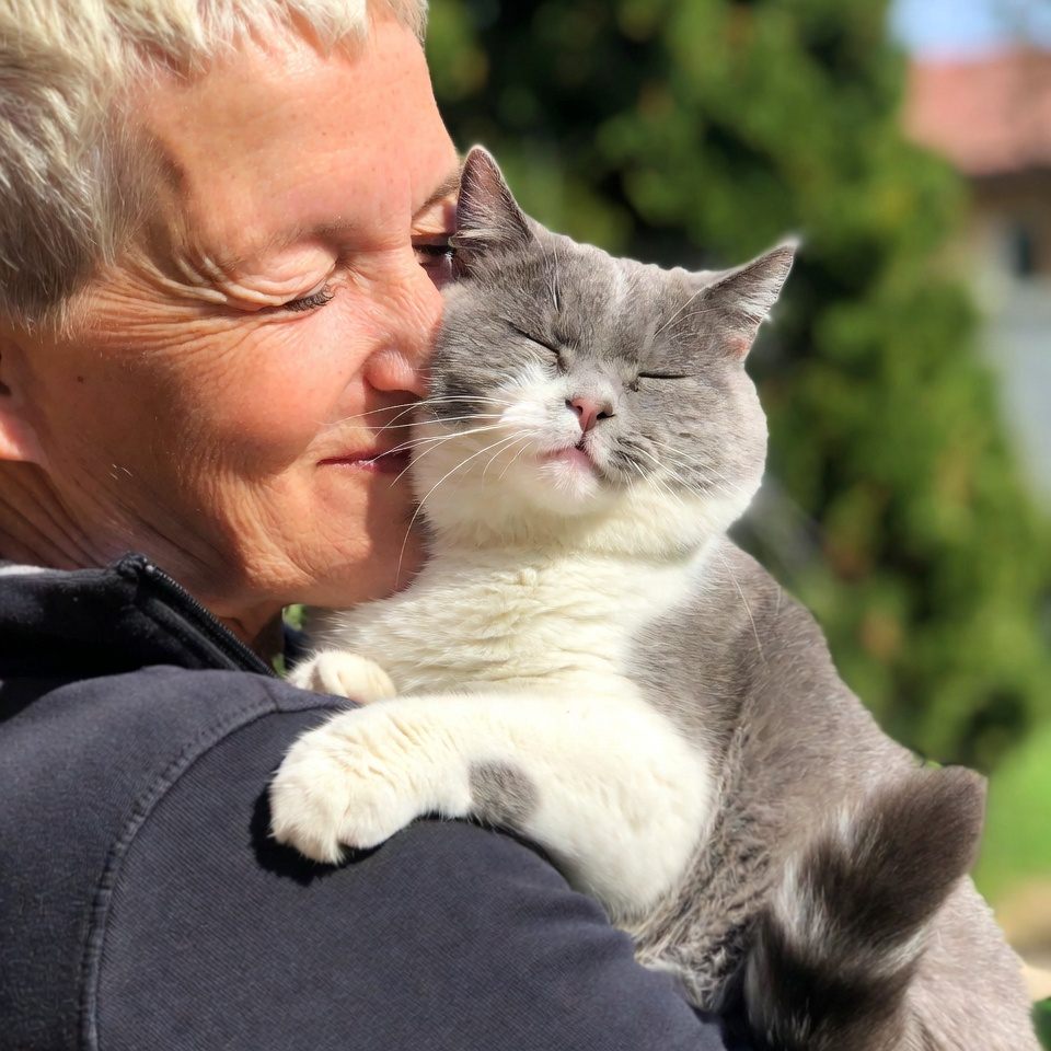 Tierhalterin drückt liebevoll ihre wiedergefundene Katze